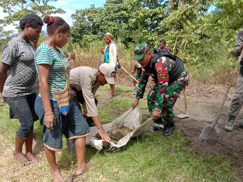 Di Perbatasan Papua Satgas Yonif Kc Bersama Masyarakat Bersih