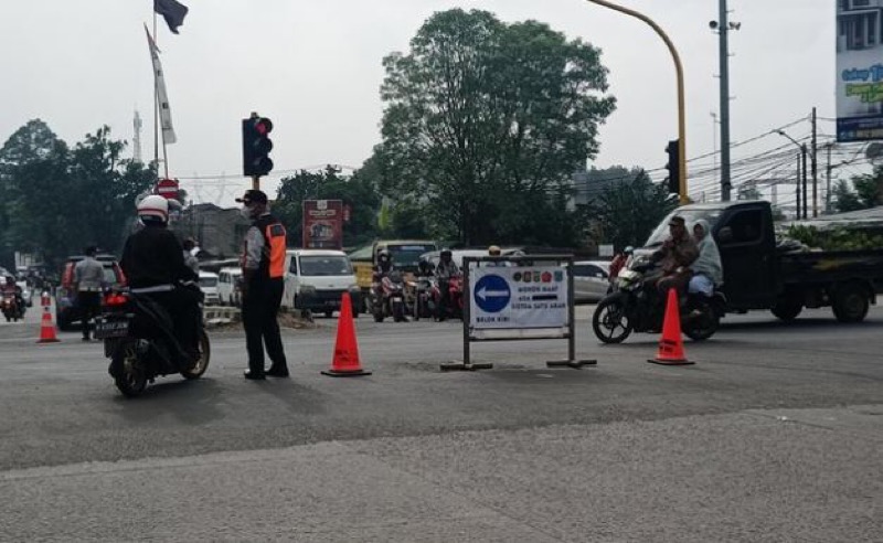 Urai Kepadatan Kendaraan One Way Diberlakukan Di Simpang Viktor Tangsel