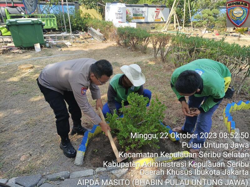 Polsek Kepulauan Seribu Selatan Dan Warga Tebar Pohon Demi Bersihkan