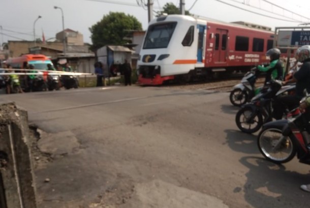 Waspada Perlintasan Kereta Api Basmol Cengkareng Tak Memiliki Palang Pintu