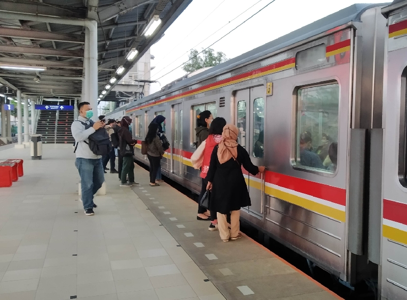 Penumpang Krl Di Stasiun Cibitung Patuhi Protokol Kesehatan