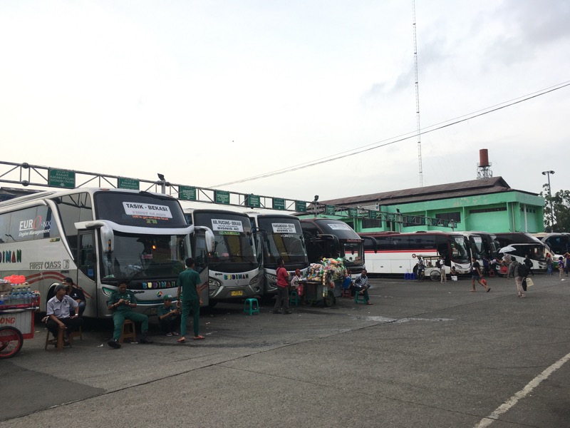 Terminal Induk Kota Bekasi, tampak sepi bus AKAP yang parkir di area keberangkatan, Kamis (21/1/2021). Foto: BeritaTrans.com dan Aksi.id