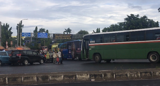 Bus tiba dan berbaris disisi jalan hingga ke tengah di depan Gerbang Tol Bekasi Timur, Kamis (28/1/2021). Foto: BeritaTrans.com dan Aksi.id.
