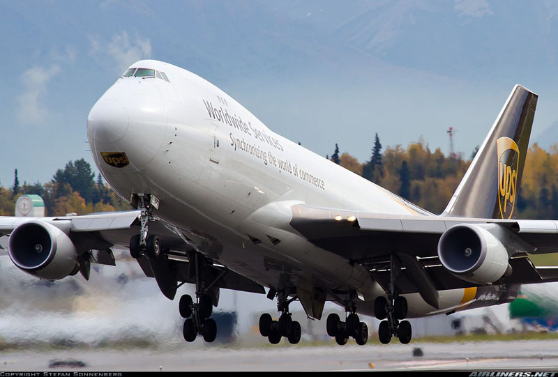 Pesawat Kargo Boeing 747-400 UPS Tergelincir Di Taxiway Bersalju