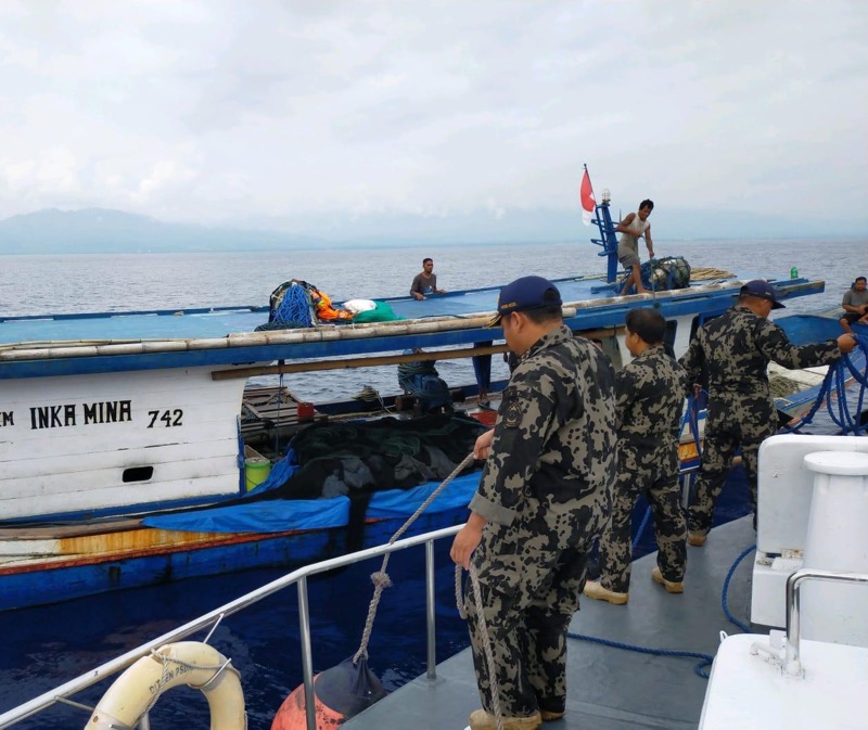 Ditjen PSDKP melakukan pengamanan terhadap 3 kapal ikan yang melakukan tanpa dilengkapi dokumen Surat Izin Penangkapan Ikan (SIPI) di Teluk Tolo, Sulawesi Tengah, Jumat (26/02/2021). Foto: KKP