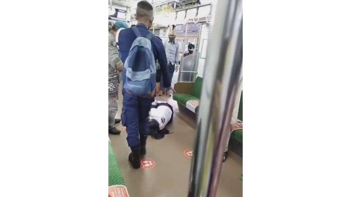 video viral di media sosial menggambarkan seorang wanita yang mengalami kejang-kejang di dalam kereta api Stasiun Tanah Abang, Jakarta Pusat, Selasa (9/3/2021) pagi. Kejadi wanita kejang-kejang di dalam kereta itu pun membuat geger penumpang. Foto: Tribunnews.com