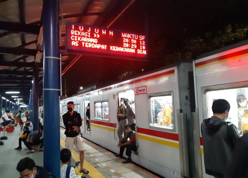 Rangakain KRL tujuan Stasiun Cikarang tertahan sesaat di Stasiun Buaran akibat kebakaran di Bekasi.