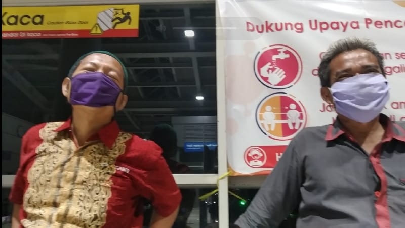 Sarjono dan Suryadi menunggu lama KRL di Stasiun Cibitung, Kabuoaten Bekasi, Rabu (10/3/2021) malam. Foto: BeritaTrans.com dan Aksi.id/ahmad