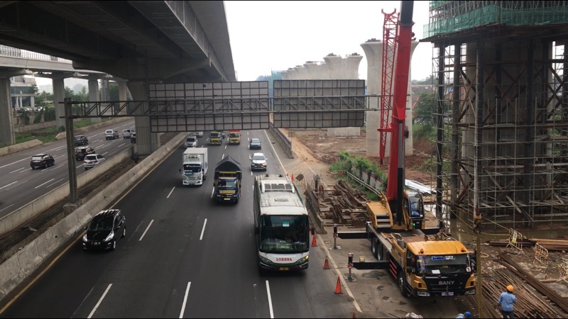 Kendaraan melintas di Tol Cikampek arah Jakarta, ramai lancar, Senin (5/4/2021) pagi. Foto: BeritaTrans.com.