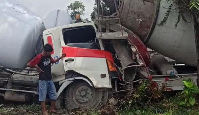 Dua truk molen yang mengalami kecelakaan di jalan Karangpandan-Ngargoyoso, Kabupaten Karanganyar, Senin (19/4/2021). iNews/Wahyu Endro.