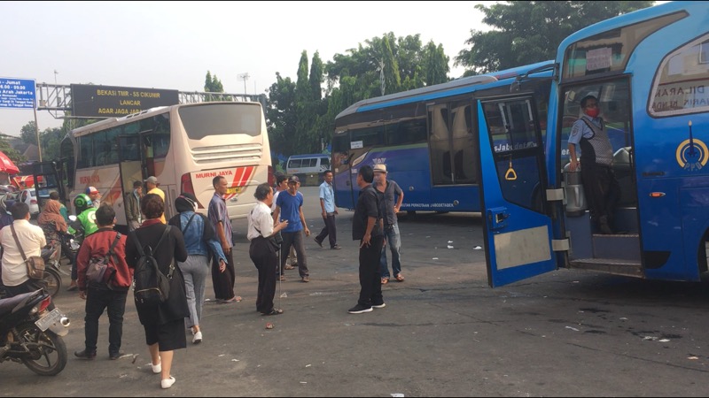 Bus Kota Di Depan Gerbang Tol Bekasi Timur Berlimpah Penumpang Senin Pagi