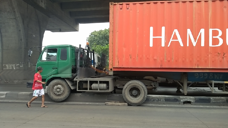 Truk Kontainer Nyangkut Di Separator Jalan Arah Pelabuhan Tanjung Priok