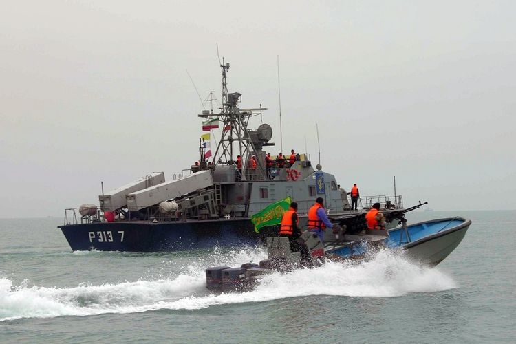 Foto yang diambil pada 2006, memperlihatkan pasukan Garda Revolusi Iran menaiki perahu di samping kapal perang Iran di perairan Teluk. Foto: Kompas.com.