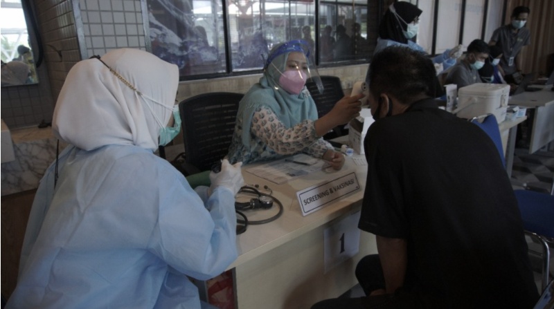 Suasana di aentra vaksinasi Bandara Lombok