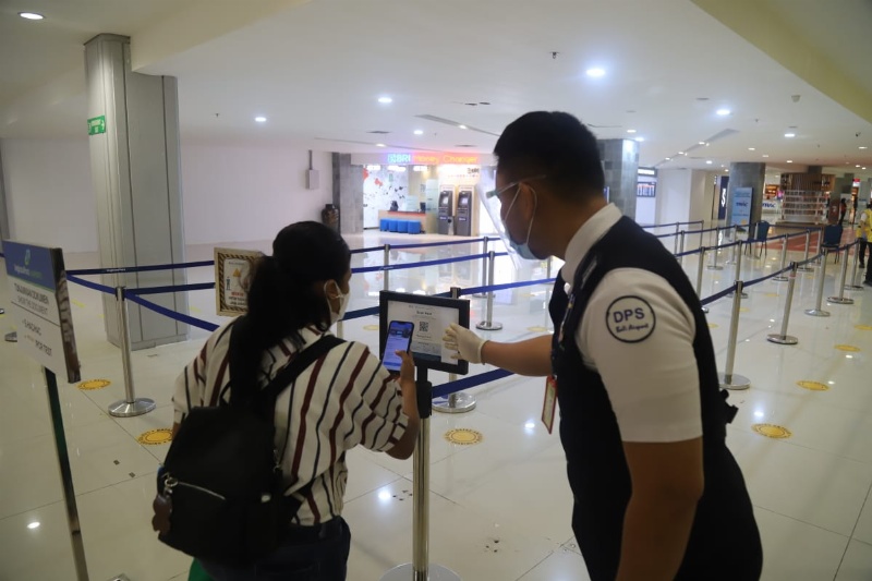 Penerikaaan oleh petugas di Bandara Ngurah Rai, Bali