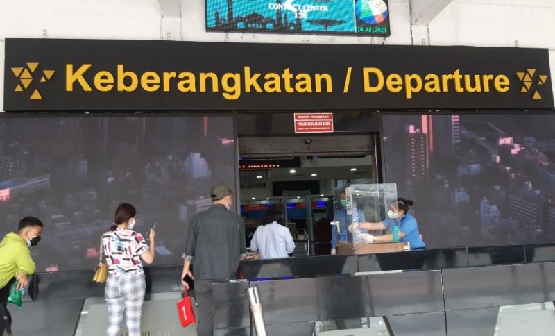 Pintu masuk keberangkatan di Bandara Halim Perdanakusuma, Rabu (14/7/2021).