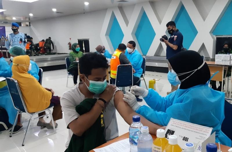 Vaksinasi di Bandara Halim Perdanakusuma salah satu bandara kelolaan PT Angkasa Pura II.