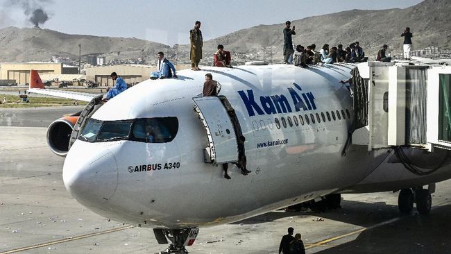 Warga sipil berebut untuk mendapatkan kursi di dalam penerbangan keluar Afghanistan di Bandara Kabul setelah Taliban menguasai negara tersebut.