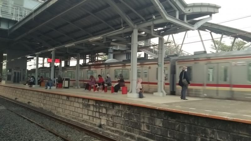 Calon Penumpang Di Stasiun Cibitung Pagi Pagi Semangat Untuk Naik Krl