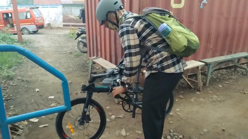 Tempuh Kilometer Ke Stasiun Cibitung Penumpang Krl Ini Setiap Hari Bawa Sepeda Lipat Menuju