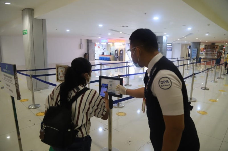 Pengecekan pedulilindungi di bandara Angkasa Pura I