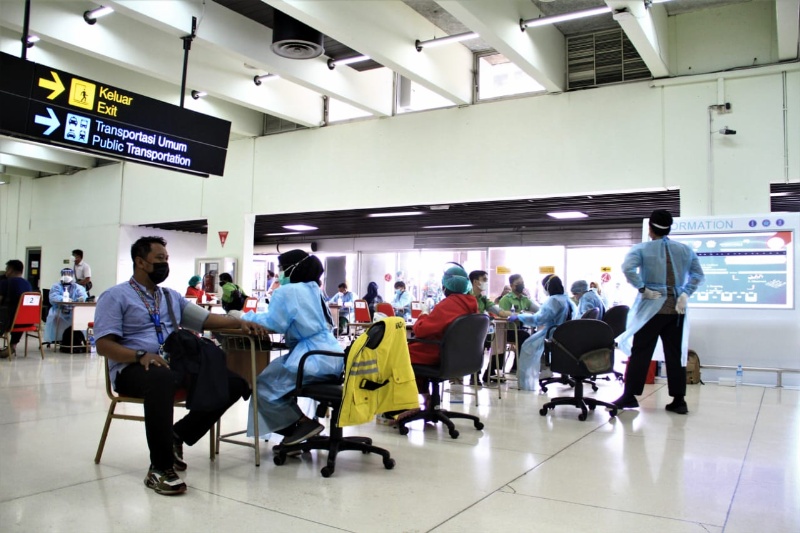 Suasana vaksinasi di Bandara Angkasa Pura II