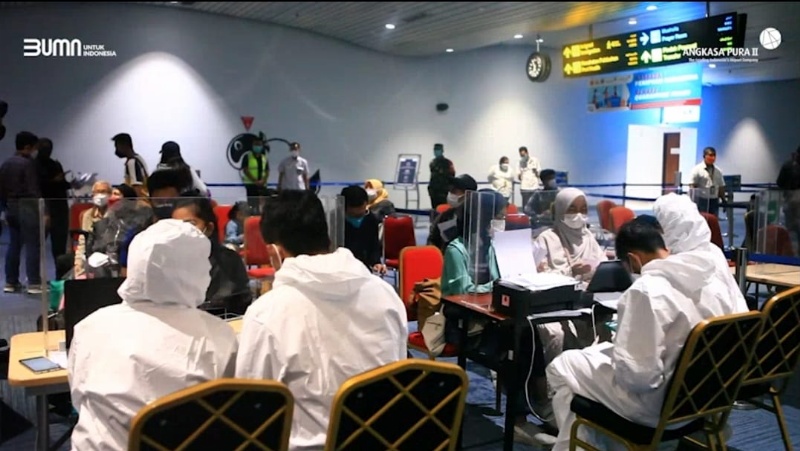 Suasana tes PCR penumpahg kedatangan internasional di Bandara Soetta (AP II)