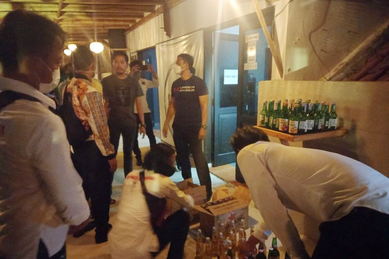 Personel Satuan Narkoba Polres Sukabumi saat menyita ratusan minuman keras yang dijual secara ilegal dari sebuah hotel merangkap resto yang berada di objek wisata Pantai Palabuhanratu, Kabupaten Sukabumi, Jabar. (foto:ANTARA)
