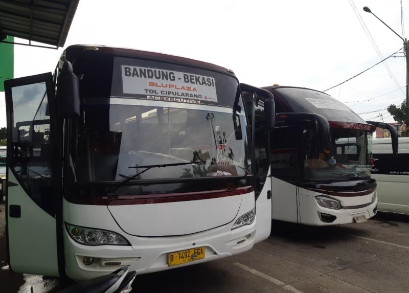 Bus Primajasa di Terminal Bekasi, Jawa Barat.