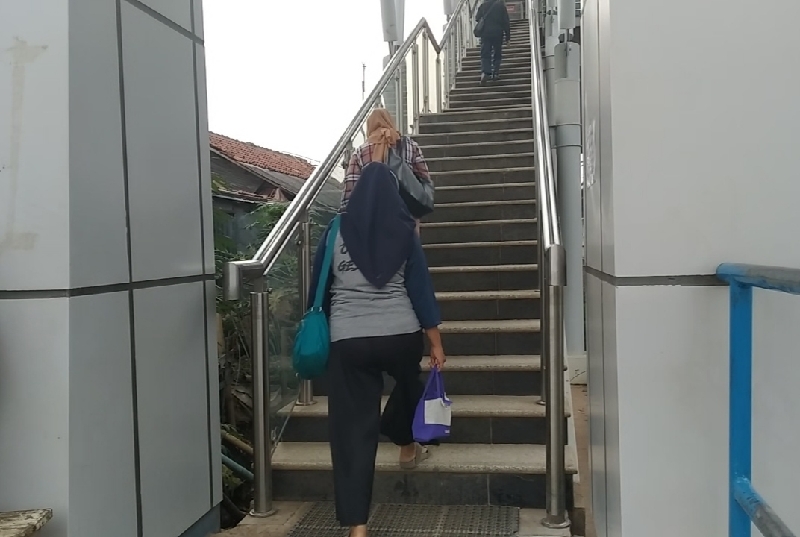 Susuri Jalan Tanah Pagi Pagi Penumpang Naik Krl Dari Stasiun Cibitung