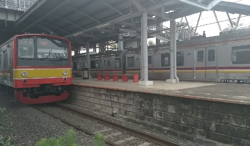 Begini Suasana Penumpang Naik Krl Di Stasiun Cibitung Dan Beroperasinya