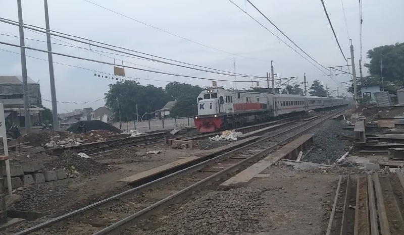 Begini Suasana Penumpang Naik Krl Di Stasiun Cibitung Dan Beroperasinya