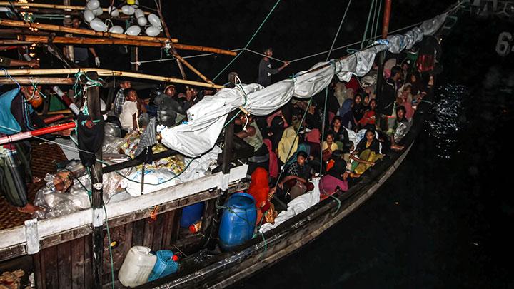 Pengungsi etnis Rohingya menunggu di atas kapal saat proses evakuasi oleh TNI AL ke Pelabuhan ASEAN, Krueng Geukuh, Aceh Utara, Aceh, Jumat 31 Desember 2021. Pemerintah Indonesia melalui Satgas Penanganan Pengungsi Luar Negeri (PPLN) mempertimbangkan keadaan darurat dan sisi kemanusiaan sehingga memutuskan untuk menyelamatkan 120 orang etnis Rohingya terdiri dari tujuh laki-laki, 62 perempuan dan 51 anak-anak yang terdampar di perairan laut Aceh pada Sabtu 25 Desember. ANTARA FOTO/Rahmad