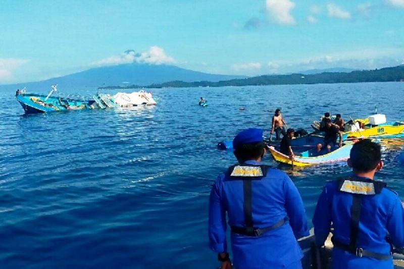 Personel Polairud Polda Sulawesi Utara mengevakuasi 13 ABK KM Metanoia GT 29, di sekitar perairan Bitung, Sulawesi Utara, Jumat (22/4/2022). (Foto:ANTARA) 