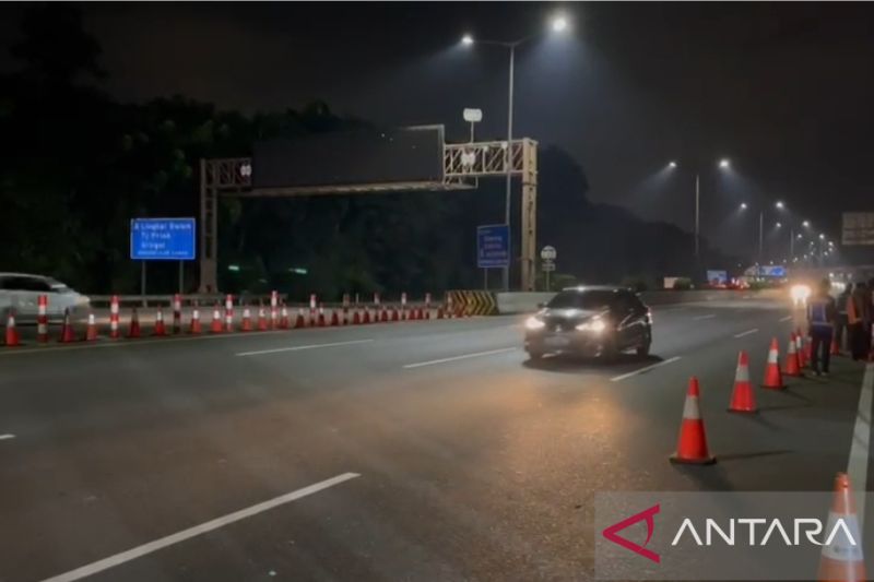 Situasi arus lalu lintas terlihat masih lancar dari arah Cikampek menuju Jakarta di Gerbang Tol Halim Jakarta Timur, Jumat (6/5/2022) dini hari. (Foto:Antara) 