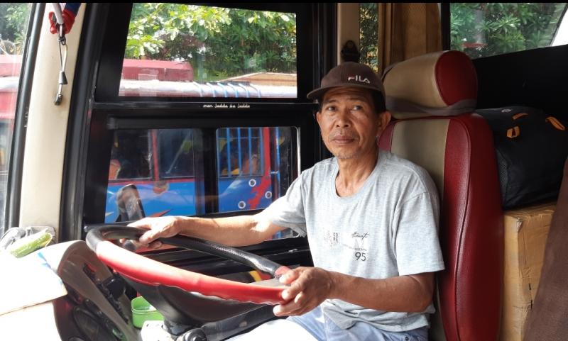 Asrul, pengemudi bus PO Sinar Dempo sedang mengendarai bus tujuan Pagar Alam dari Terminal Induk Kota Bekasi, Jawa Barat, Senin (16/5/2022).