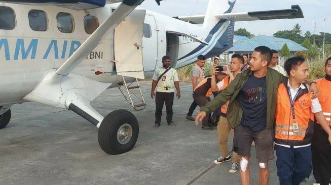 Pilot Pesawat SAM Air, Kapten Muhammad Farhan dan Co Pilot Reza Ariestha Rahaniaga langsung dievakuasi ke Sentani, Jayapura untuk mendapatkan perawatan medis usai diserang oleh Tentara Pembebasan Nasional Papua Barat-Organisasi Papua Merdeka atau TPNPB-OPM pada Selasa (7/6/2022). (ist)