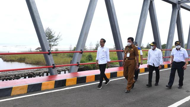 Presiden Jokowi meninjau Jembatan Idano Sibolou di Kabupaten Nias Barat. 