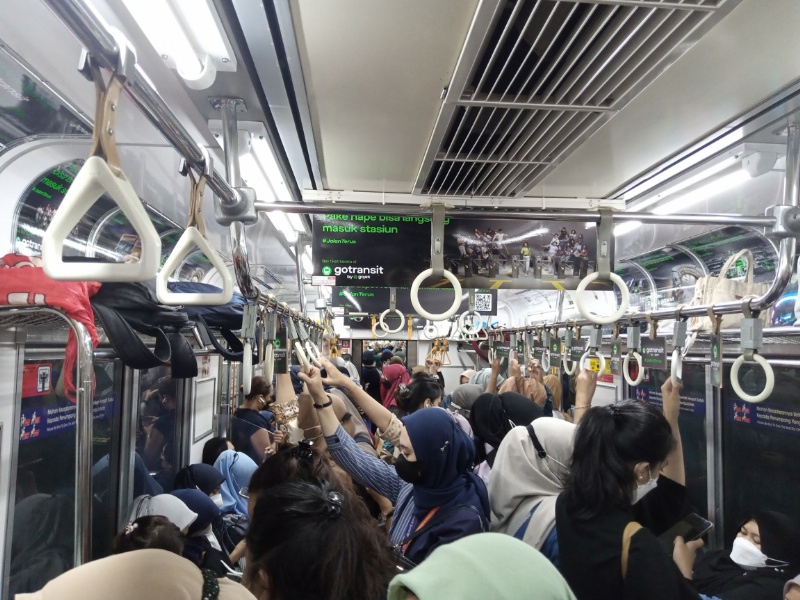 Naik Krl Dari Stasiun Ui Tujuan Bogor Malam Ini Masih Padat Ke Jakarta