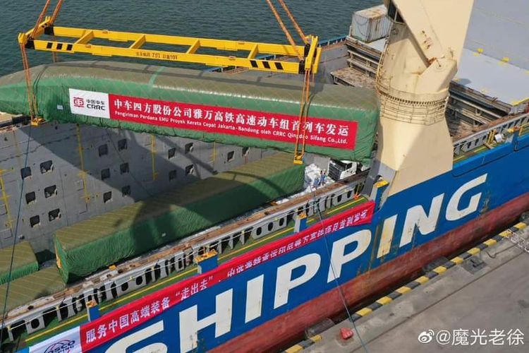 Foto udara yang diambil pada 18 Agustus 2022 menunjukkan gerbong kereta cepat Jakarta-Bandung (KCJB) , sedang dimuat di sebuah kapal di Pelabuhan Qingdao di provinsi Shandong, China Timur.(Jiang Chao/Xinhua)