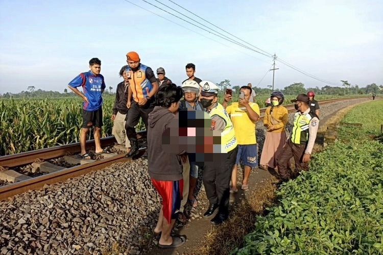 Warga dan personel kepolisian menggotong tubuh Sugiati (36) usai tertabrak kereta api di Kelurahan Tangkil, Kecamatan Wlingi, Kabupaten Blitar, Senin (14/11/2022)(Dok. Polres Blitar)