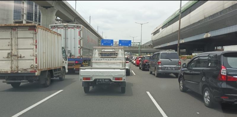 Pengendara Harap Bersabar! Jalan Tol Di Bekasi Macet Dari Jakarta ...