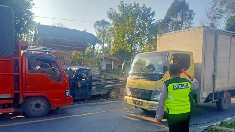Kecelakaan antara pengendara truk dengan mobil pribadi di Jalan Jamin Ginting, Desa Rumah Sumbul, Kecamatan Sibolangit, Deli Serdang, Jumat (17/2/2023). Foto: istimewa.