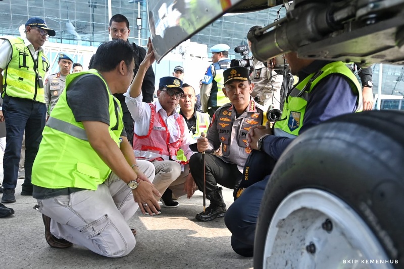 Menhub Dan Kapolri Tinjau Arus Mudik Di Bandara Soekarno Hatta Terpantau Pergerakan Pesawat