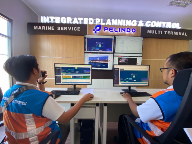Tim operasional Pelabuhan Tanjung Wamgi