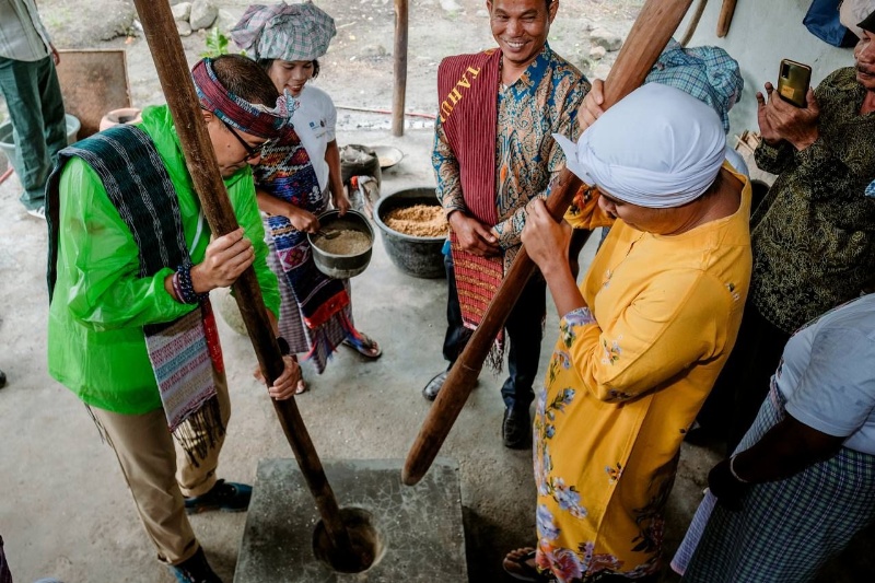 Seru! Menparekraf Ikut Menumbuk Tipa-Tipa Bersama Kaum Ibu Desa Wisata ...