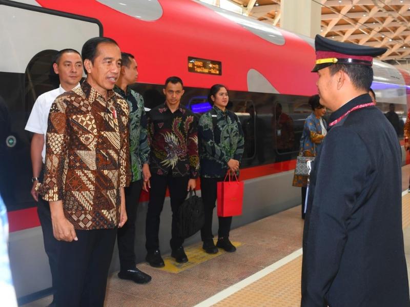 Sudah Diresmikan Jokowi, Ini Cara Naik Kereta Cepat Whoosh Gratis!