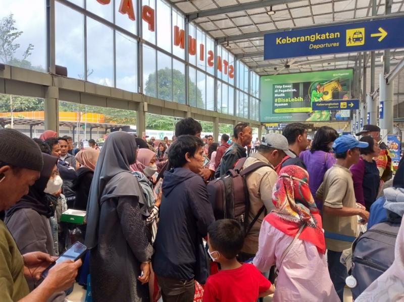 Antrean penumpang kereta api di Stasiun Pasar Senen. (Foto/dok:KAI Daop 1 Jakarta)