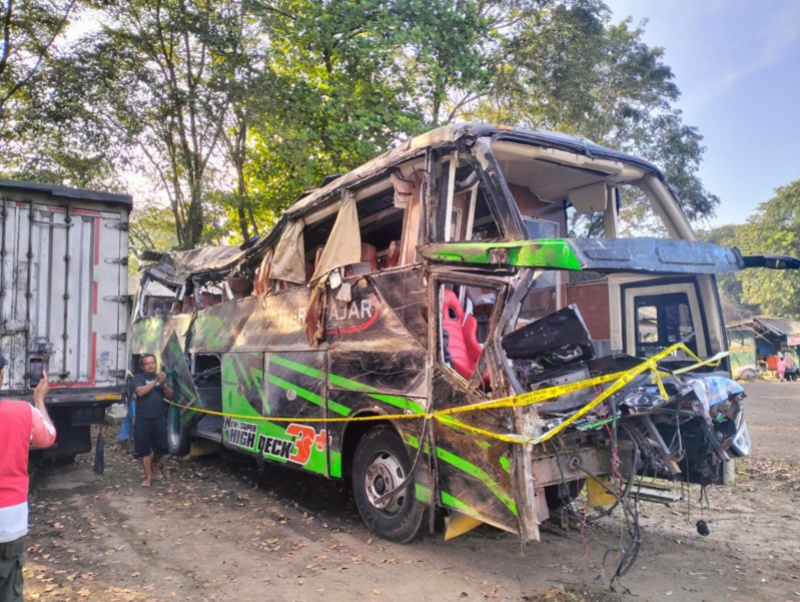 Bus pariwisata kecelakaan di Subang