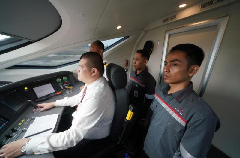 Masinis Indonesia mulai tahap praktek di kabin kereta whoosh yang beroperasi. 